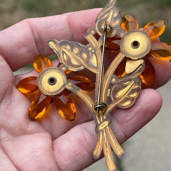 Vintage Amber Look Plastic Flower Brooch Matching Dangle Clip On Earrings Set - Picture 4 of 7